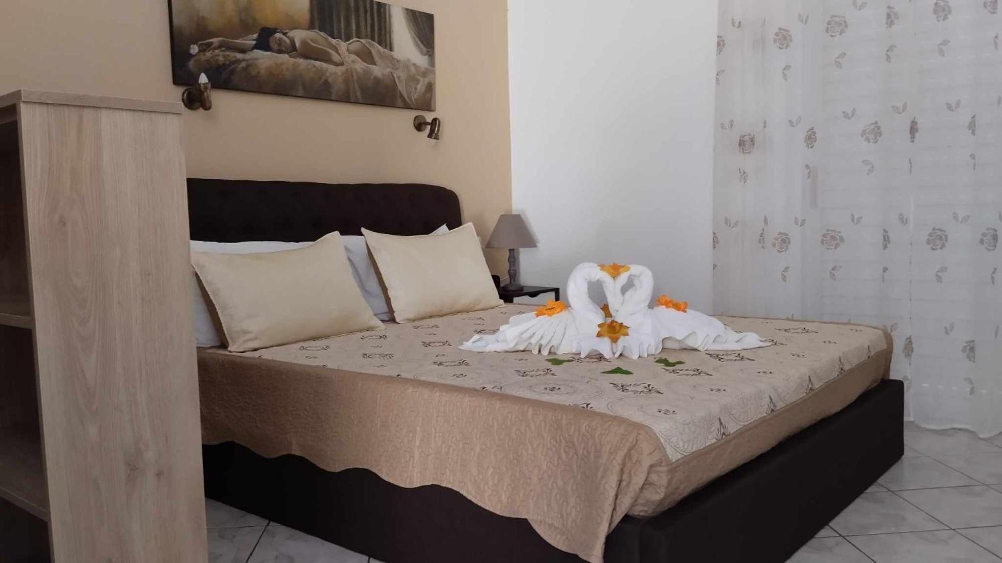 Golden Sun Apartments โรดาคิโน ภายนอก รูปภาพ